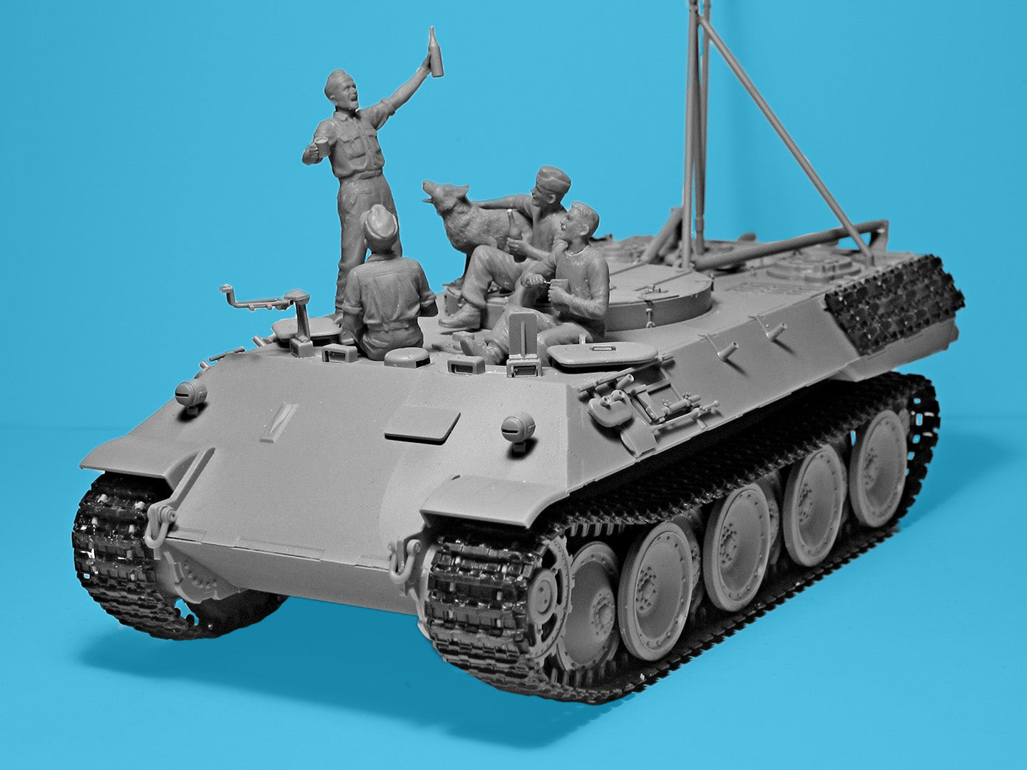 ICM 1/35 '"Prost!", Between Battles On Bergepanther (WWII German Tankmen With Bergepanther), Vehicle