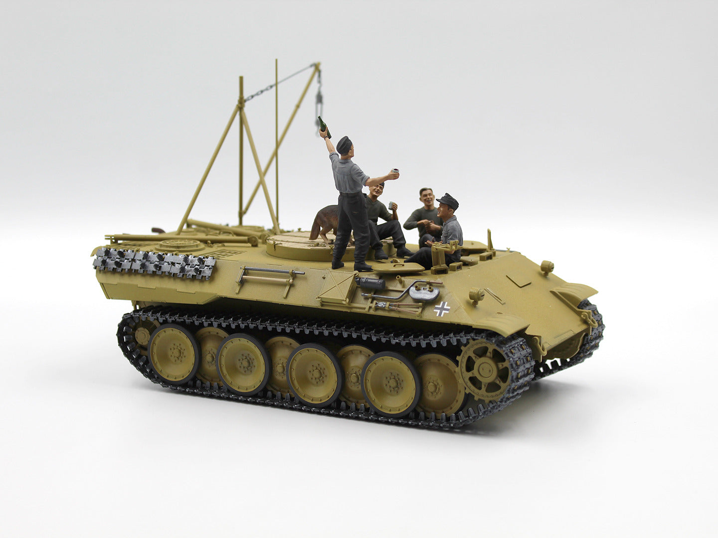 ICM 1/35 '"Prost!", Between Battles On Bergepanther (WWII German Tankmen With Bergepanther), Vehicle