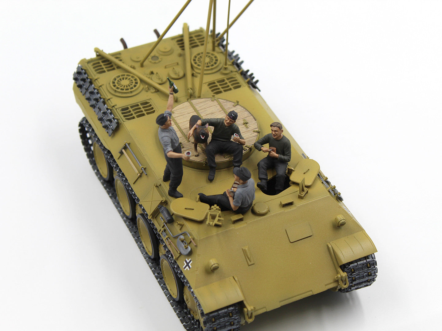 ICM 1/35 '"Prost!", Between Battles On Bergepanther (WWII German Tankmen With Bergepanther), Vehicle